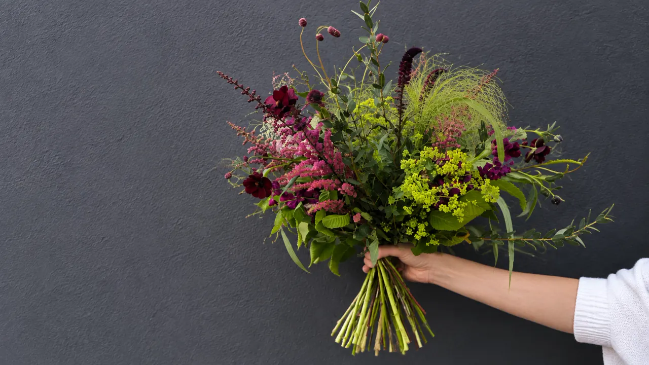 Sensommarbukett i vinrött och grönt – blombud i Göteborg