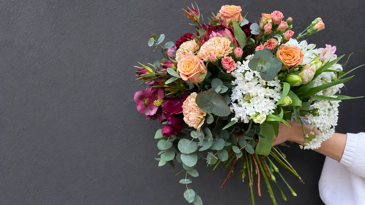 Handbunden bukett med blommor – blombud i Malmö