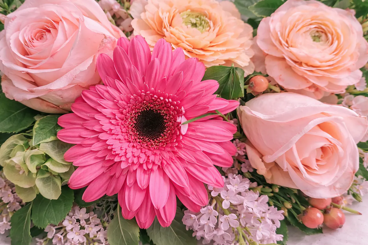 Rosa blandbukett med rosor, gerbera och andra blommor